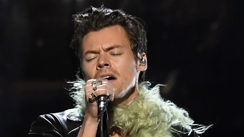 Harry Styles trägt Geschenke von Olivia Wilde bei Konzerten