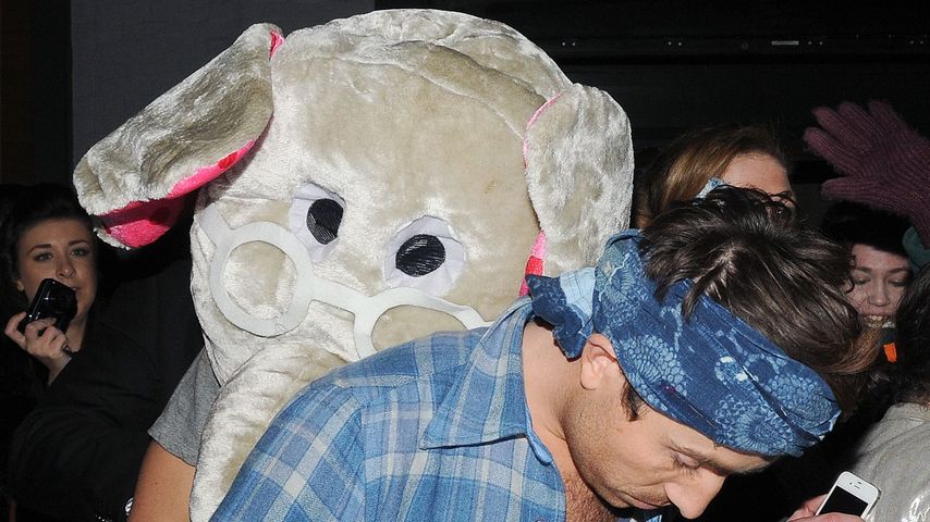 Harry Styles als Elefant, begleitet von Radiomoderator Nick Grimshaw