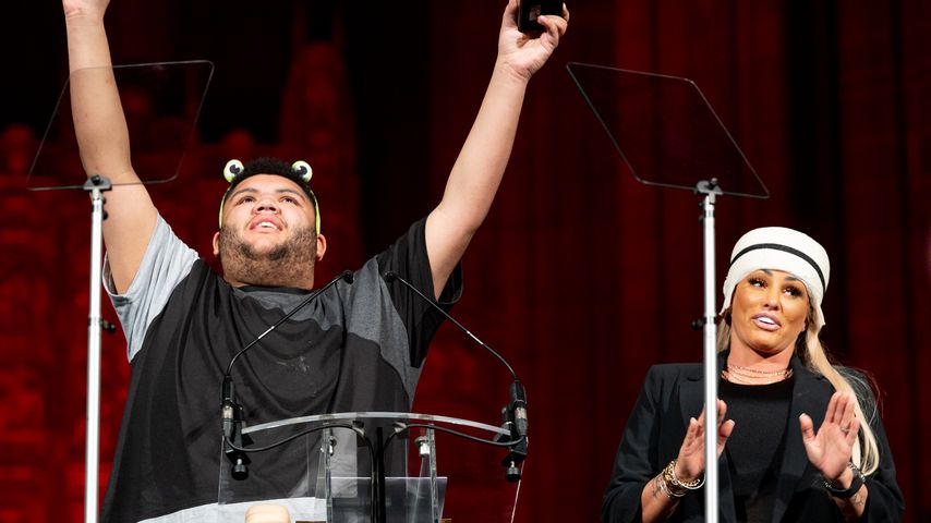 Standing Ovations: Harvey Price bekommt eine Auszeichnung