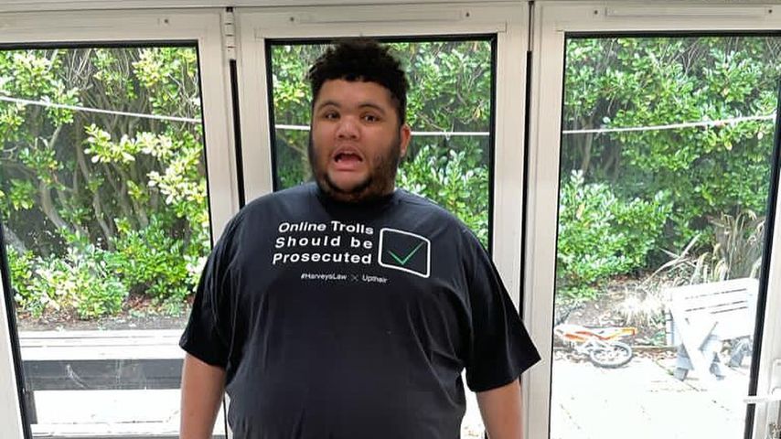 Wegen Schluckauf: Harvey Price zerschmettert Autofenster