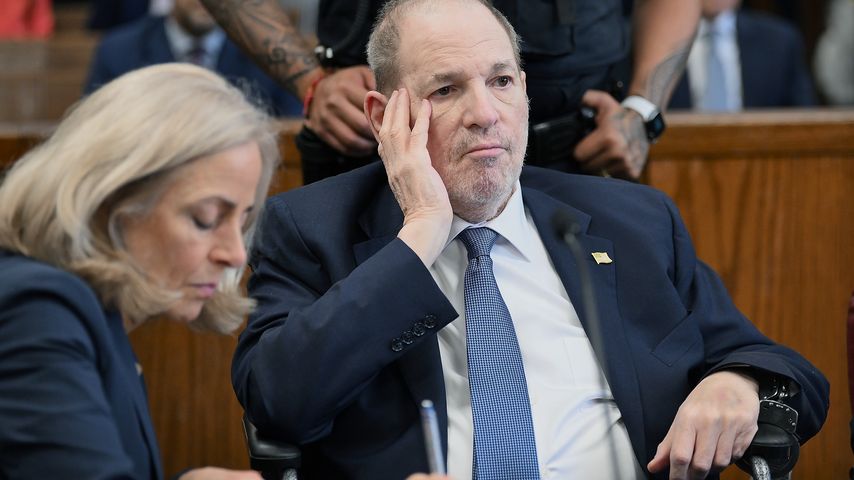 Zu krank? Harvey Weinstein sitzt bei Anhörung im Rollstuhl