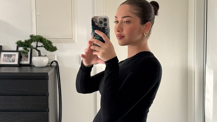 Hava zeigt ihren Babybauch, Januar 2026