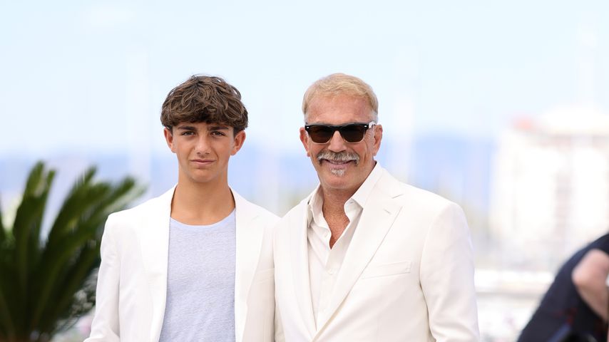 Kevin Costner strahlt gemeinsam mit Sohn Hayes in Cannes
