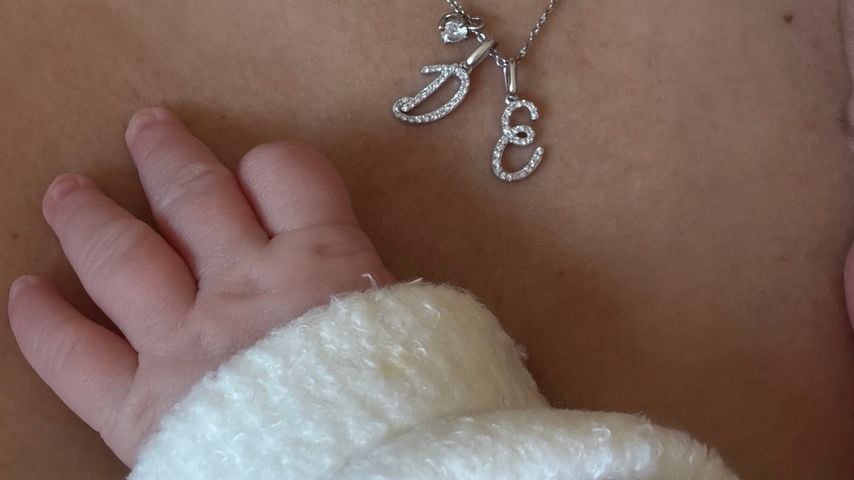 Hayley Erbert mit der Hand ihrer Tochter