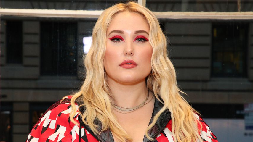 Hayley Hasselhoff fährt im Rollstuhl zu ihrem nächsten Flug