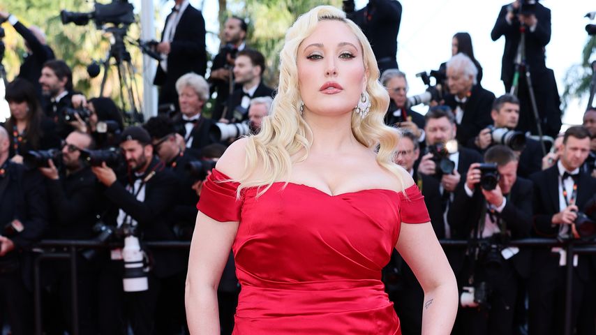 Hayley Hasselhoff ehrt ihre Mama Pamela Bach mit rotem Kleid