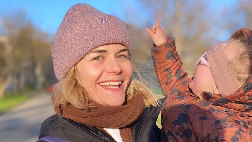 Hazel Brugger und ihre Tochter im Februar 2023
