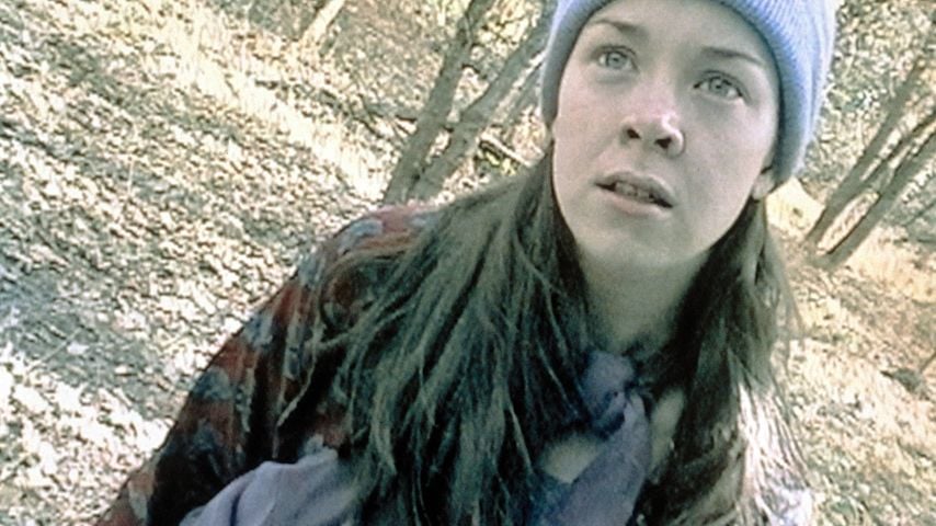 Heather Donahue in einer Szene aus "The Blair Witch Project" (1998) von Daniel Myrick und Eduardo Sanchez