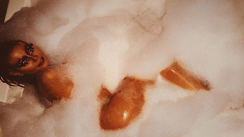 Hier planscht Heidi Klum völlig nackt in ihrer Badewanne
