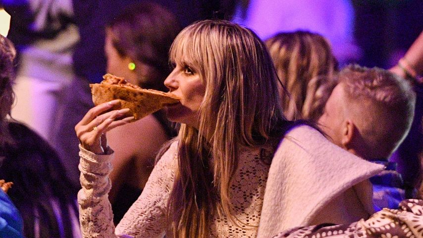 Heidi Klum mit einer Pizza