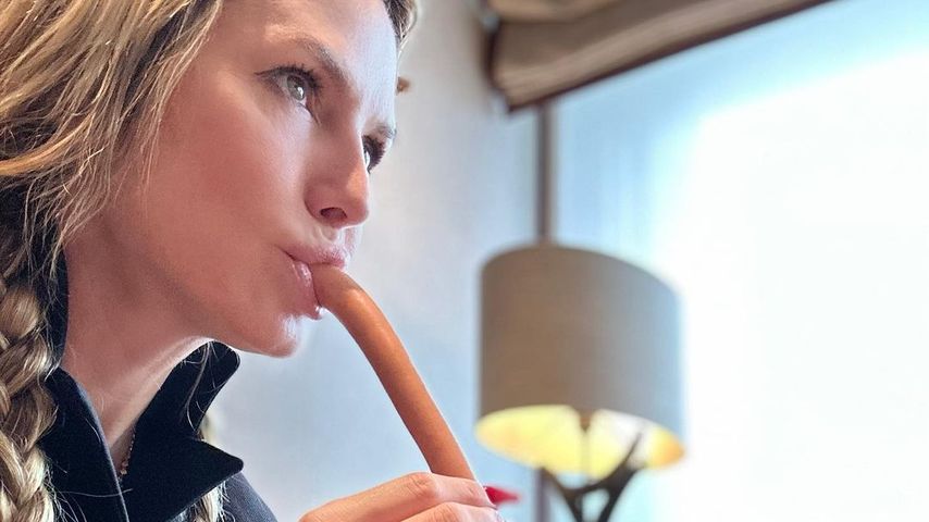 Wie bitte? Heidi Klum lutscht im Netz an einem Würstchen!