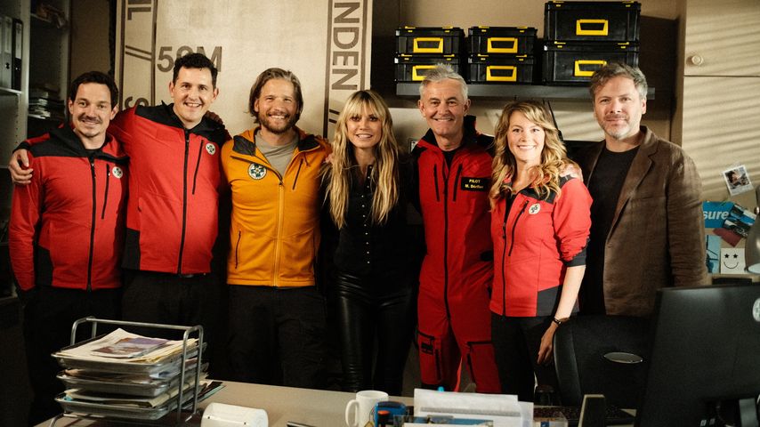 Heidi Klum (M.) und das "Die Bergretter"-Team