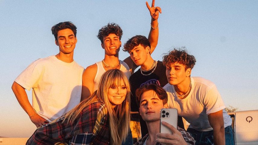 Heidi Klum mit den Elevator Boys im Februar 2022