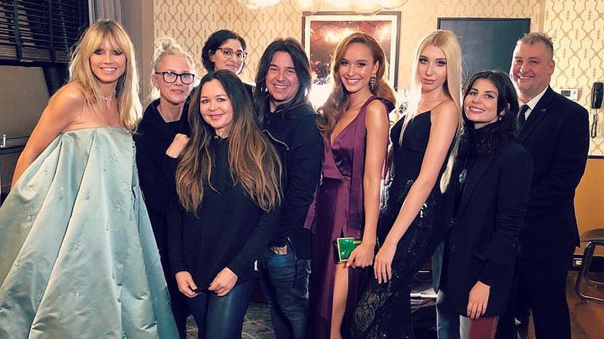 Heidi Klum mit den GNTM-Girls Jacky und Tamara und ihrem Haar-und-Make-up-Team