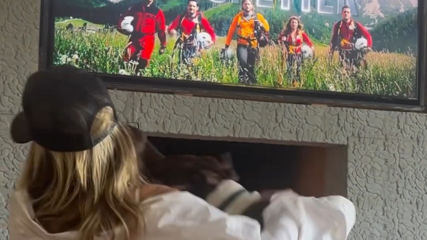 Heidi Klum mit ihren Hunden vor dem Fernseher