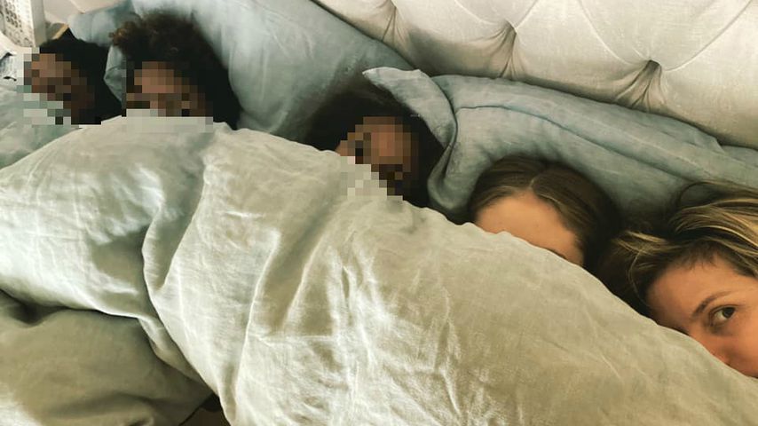 Selten! Hier kuschelt Heidi mit all ihren Kids in einem Bett