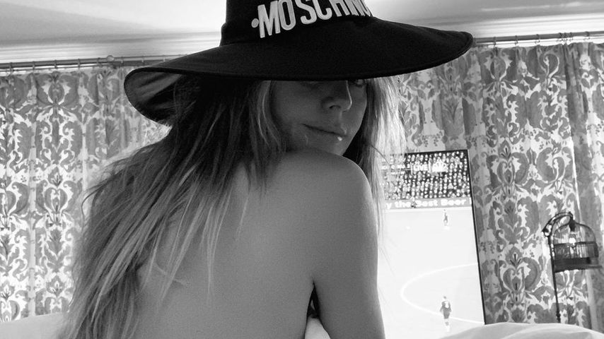 Heiße Hexe! Tom Kaulitz knipst Heidi Klum nackt mit Hut