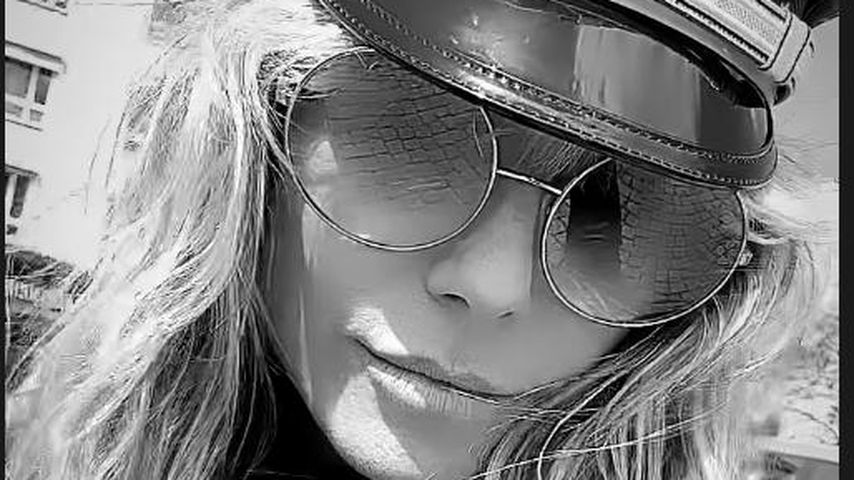 Heidi Klum posiert mit Polizeimütze