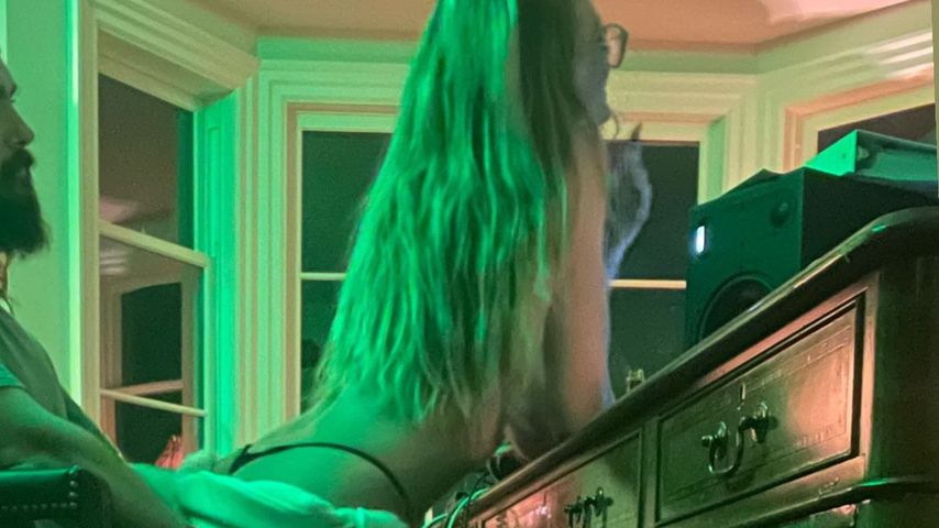 Halb nackt: Heidi Klum macht es sich auf Toms Schoß bequem