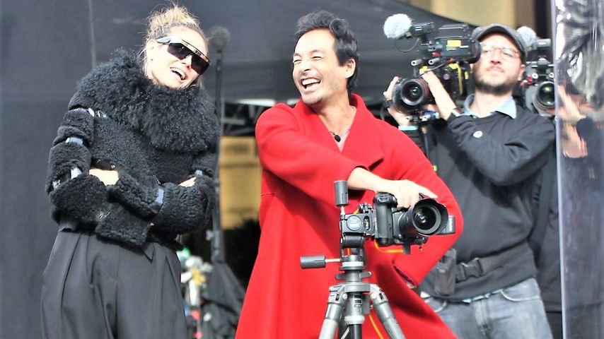 Heidi Klum in einem schwarzen Outfit am "Germany's next Topmodel"-Set, 2019