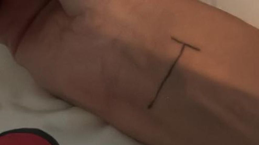 Heidi Klums Arm mit dem "T"-Tattoo, Juli 2026