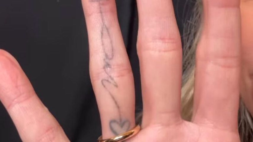 Heidi Klums Tattoo am Ringfinger