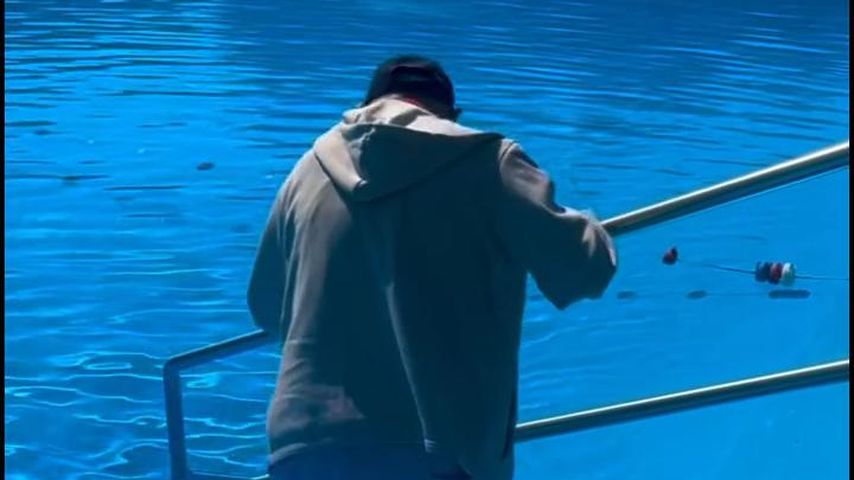 Heinz Hoenig und sein Sohn im Freibad im Juni 2025
