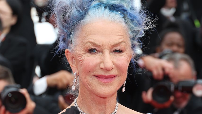 Wow in Blau: Helen Mirren färbt sich Haare passend zum Kleid