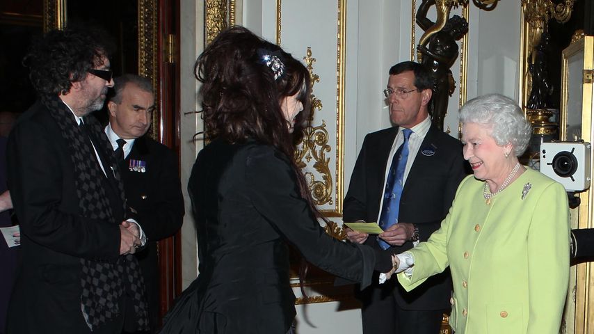 Helena Bonham Carter und Queen Elizabeth II. im Buckingham Palast, 2012