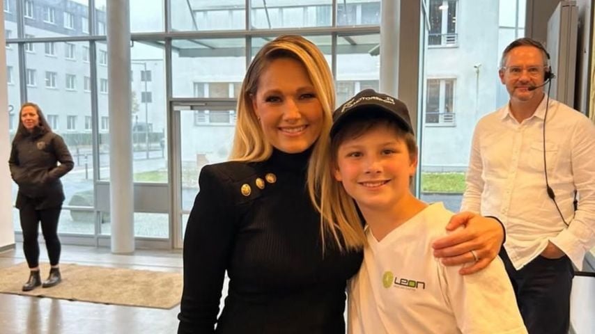 Helene Fischer mit einem Fan im Arm, November 2025