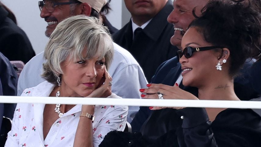 Helene Mercier-Arnault und Rihanna im Gespräch bei der Christian Dior Womenswear-Show während der Paris Fashion Week