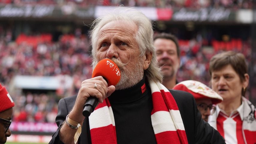 Henning Krautmacher singt im RheinEnergieSTADION beim Spiel 1. FC Köln gegen Werder Bremen, April 2026