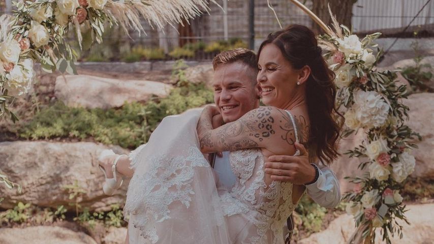 Henning Merten und seine Frau Denise bei ihrer Hochzeit im Juli 2021