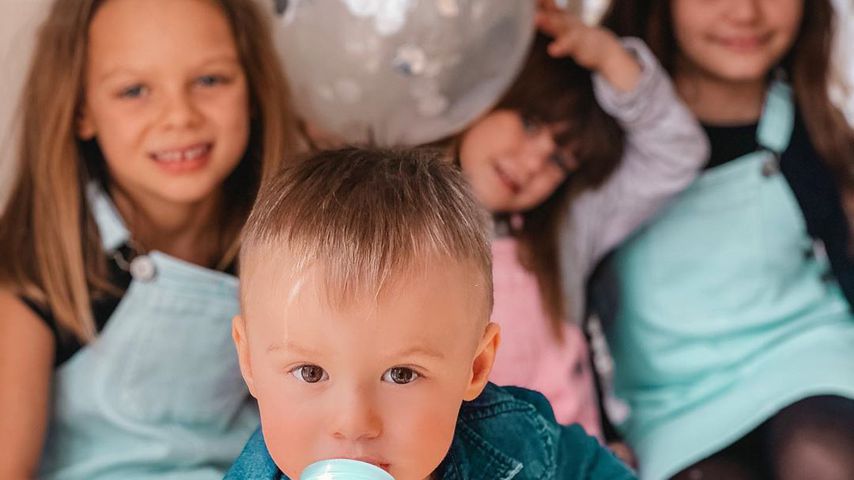 Henning Mertens Töchter Miley, Juna und Lea gemeinsam mit Denise Kappès' Sohn Ben