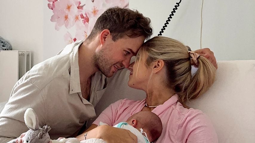 Henri und Sarah Franssen mit ihrem Neugeborenen, August 2025
