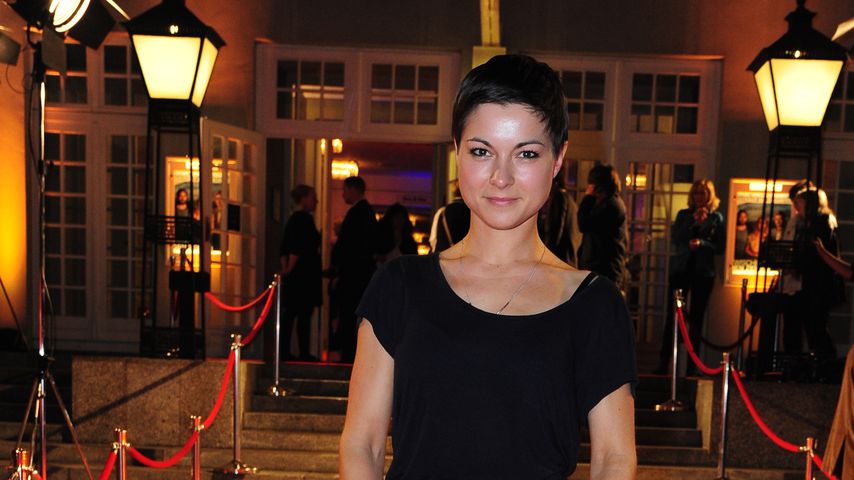 Henriette Richter-Röhls Tochter mit Maske auf dem Red Carpet