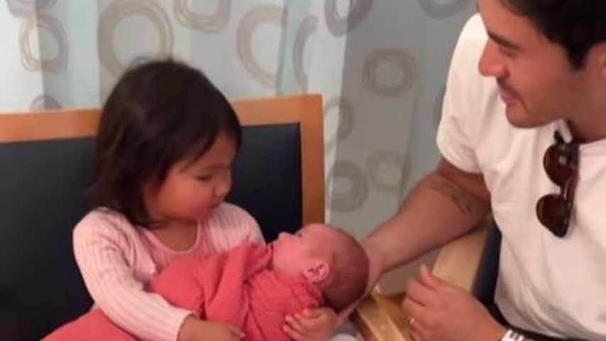 Henry Golding mit seinen Töchtern Florence Likan und Lyla