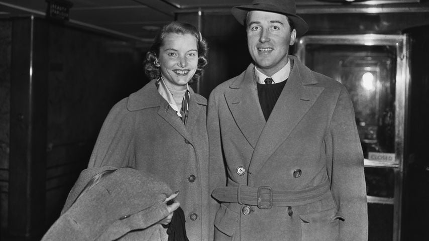 Henry Herbert, 7. Earl of Carnarvon, mit Ehefrau Jean an Bord eines Passagierschiffs, Dezember 1957