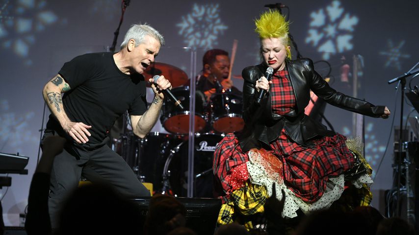 Henry Rollins und Cyndi Lauper beim Benefizkonzert "Home For The Holidays"