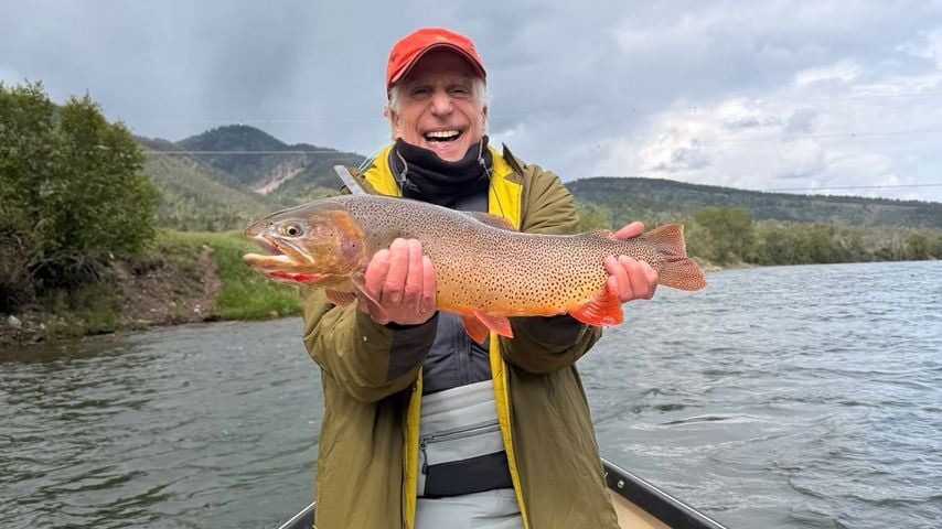 Henry Winkler präsentiert gefangenen Fisch
