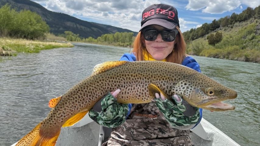 Henry Winklers Frau Stacey präsentiert gefangenen Fisch