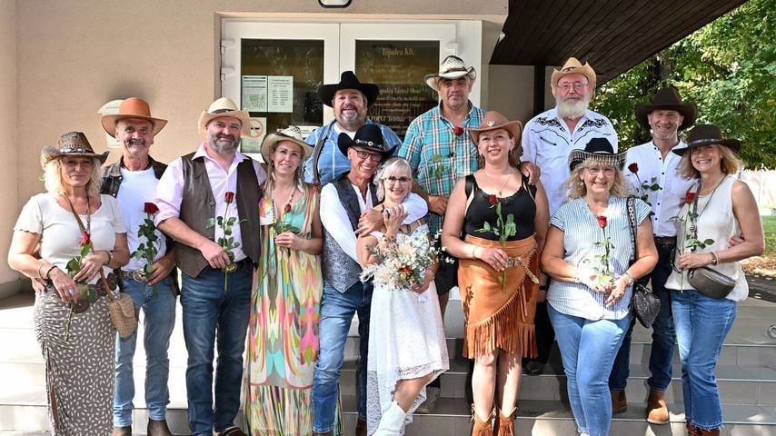 Herbert Köneke und seine Ehefrau Annett mit der Hochzeitsgesellschaft, September 2025