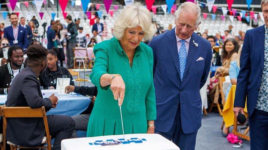 Jubiläumslunch: Prinz Charles und Camilla gönnen sich Kuchen
