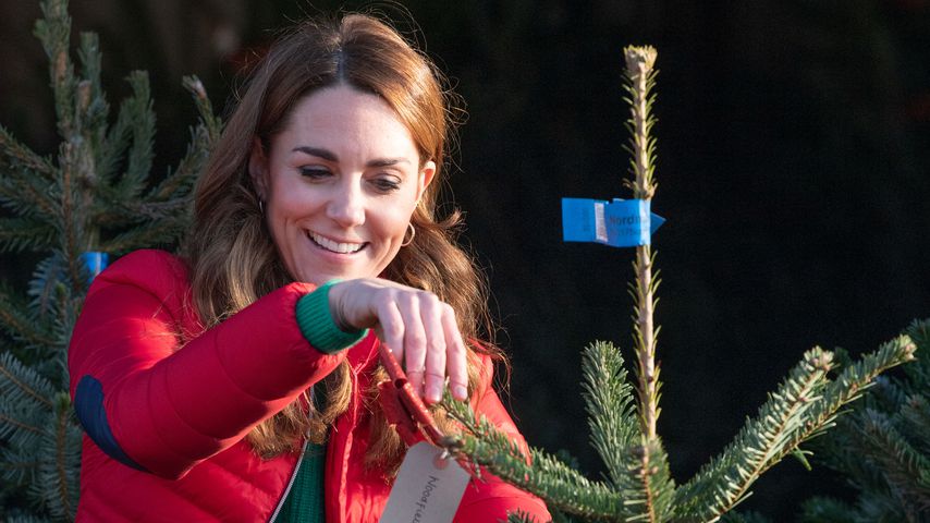 Hier sucht Herzogin Kate ganz leger einen Weihnachtsbaum aus