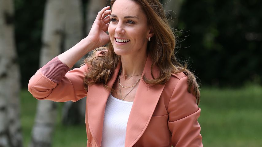Mom-Jeans, Sneaker und Blazer: Ist das Kates coolster Look?