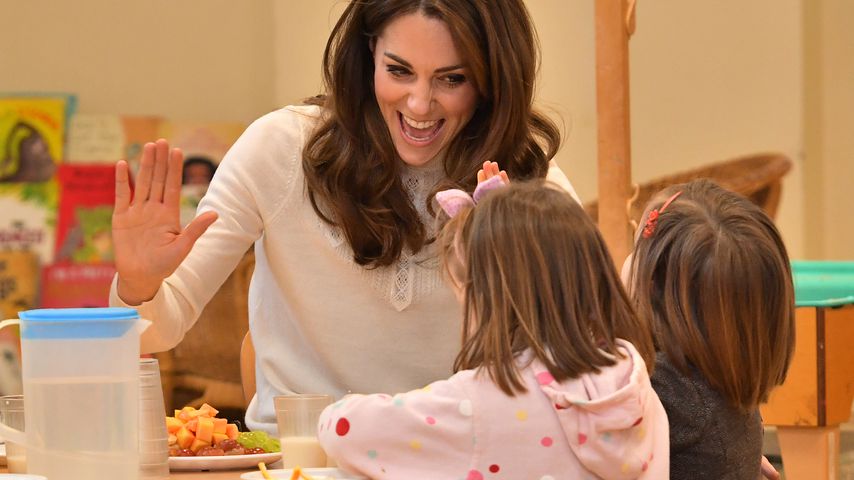 Zauberhaft: Hier verteilt Herzogin Kate High Fives an Kinder