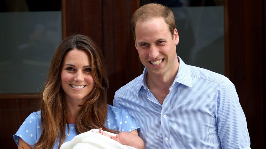 Herzogin Kate und Prinz William mit ihrem Sohn Prinz George vor dem St. Mary's Hospital im Jahr 2013