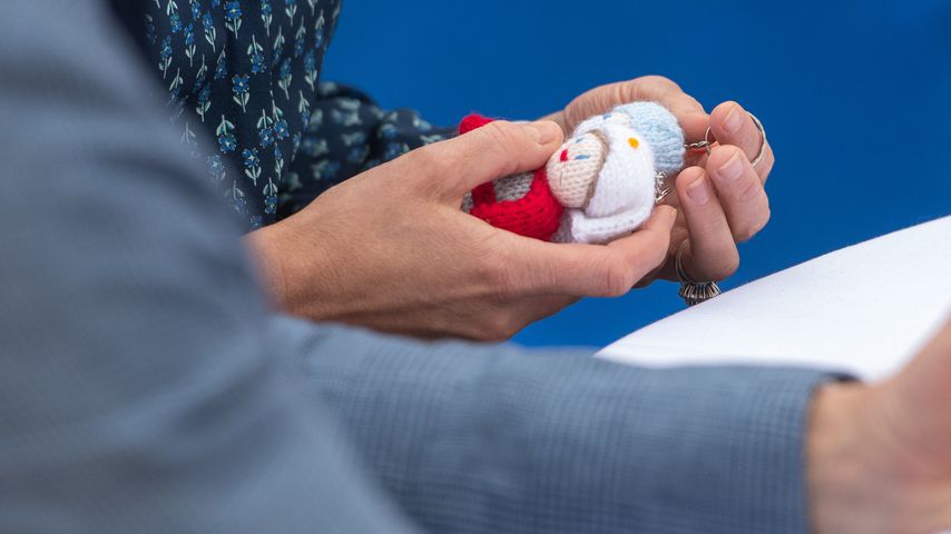 Herzogin Kate mit gestrickten Stoffpuppen im Queen-Elizabeth-Krankenhaus 2020