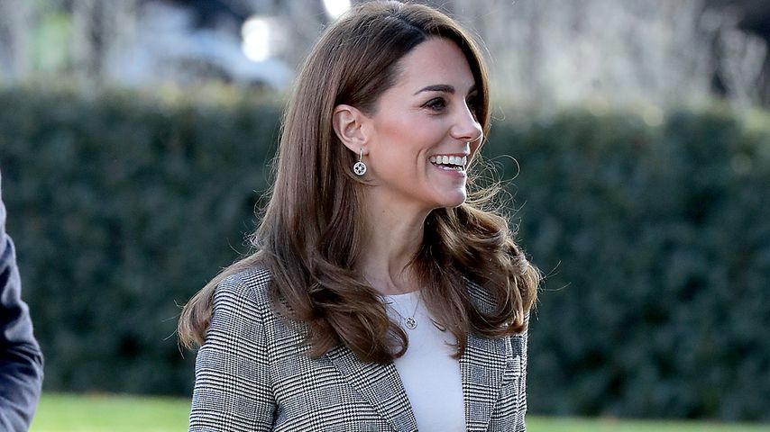 Biederer Style? Kate kombiniert alten Karo-Blazer zu Hose