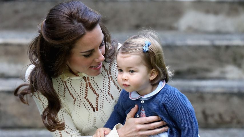 Das schaut sich Prinzessin Charlotte bei ihrer Mama Kate ab